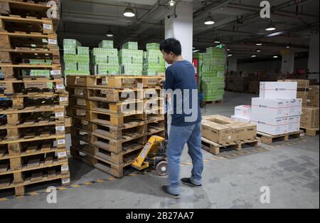 Pechino, CINA - 03 GIUGNO 2019: Moderna automazione della produzione di magazzini in Cina. Foto Stock