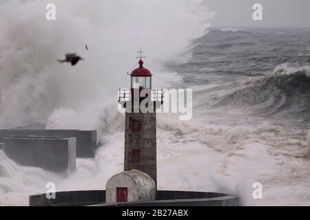 Tempesta in mare. Vecchio molo e faro del fiume Douro. Foto Stock