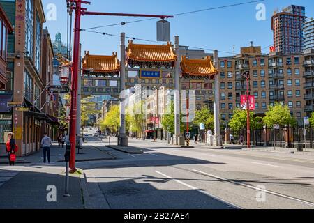 Vancouver, CANADA - 05 MAGGIO 2019: Centro di Vancouver, Canada. Millennium Gate su Pender Street a Chinatown il 17 maggio 2007 a Vancouver, Canada. È Foto Stock