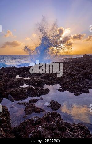 Le onde si infrangono in rocce a grande splash a Grand Cayman blowwhole Foto Stock