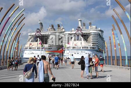 Coco Cay, Isole Bahama. 5th Feb, 2020. Gli ospiti dell'Oasis of the Seas e della Symphony of the Seas durante il cruse alle Bahamas in febbraio. Tutti gli ospiti che hanno visitato recentemente la Cina non sono stati autorizzati a salire a bordo della nave. Molti viaggiatori stanno ritardando o annullando i viaggi di crociera precedentemente programmati, poiché alcune navi sono allontanate dai porti nel timore dell'epidemia globale di coronavirus. Foto: Gli ospiti ritornano alle navi dopo un'escursione di un giorno all'isola privata Credit: Robin Rayne/ZUMA Wire/Alamy Live News Foto Stock