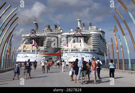 Coco Cay, Isole Bahama. 5th Feb, 2020. Gli ospiti dell'Oasis of the Seas e della Symphony of the Seas durante il cruse alle Bahamas in febbraio. Tutti gli ospiti che hanno visitato recentemente la Cina non sono stati autorizzati a salire a bordo della nave. Molti viaggiatori stanno ritardando o annullando i viaggi di crociera precedentemente programmati, poiché alcune navi sono allontanate dai porti nel timore dell'epidemia globale di coronavirus. Foto: Gli ospiti ritornano alle navi dopo un'escursione di un giorno all'isola privata Credit: Robin Rayne/ZUMA Wire/Alamy Live News Foto Stock