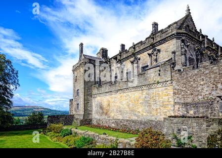 Queen Anne Garden e Palazzo reale al castello di Stirling, Scozia. Situato a Stirling, è uno dei castelli più grandi e più importanti della Scozia Foto Stock