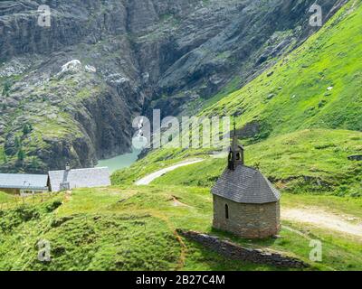 Piccola cappella di montagna sulla strada alpina Grossglockner (Grossglockner Hochalpenstrasse), Austria Foto Stock