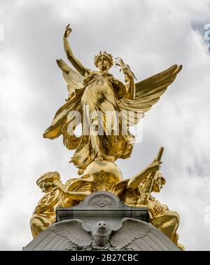 Regina Victoria Memorial statua di fronte a Buckhingham Palace a Londra Regno Unito. Foto Stock