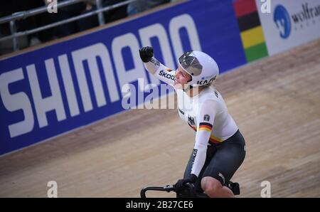 Berlino, Germania. 01st Mar, 2020. Ciclismo/pista: Keirin, donna, finale: Emma Hinze dalla Germania allietata dopo la sua vittoria. Credito: Sebastian Gollnow/Dpa/Alamy Live News Foto Stock