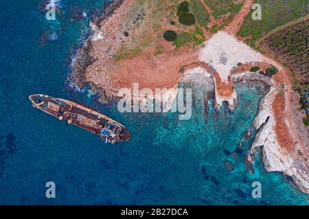 Aereo drone vista nave relitto sulla spiaggia. Pegeia vicino a Paphos su Cipro Foto Stock