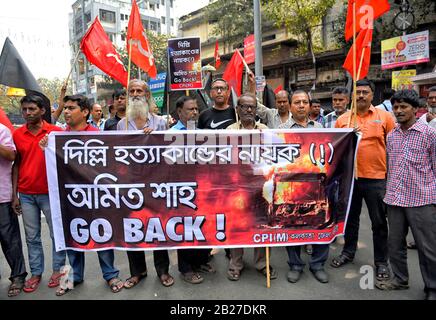 Calcutta, India. 01st Mar, 2020. Gli uomini hanno bandiere e un banner durante la protesta contro l'arrivo del Ministro indiano - Amit Shah a Kolkata. Credit: Sopa Images Limited/Alamy Live News Foto Stock