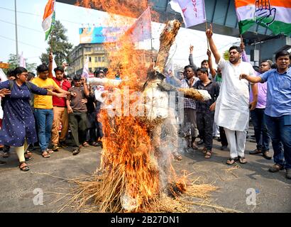 Calcutta, India. 01st Mar, 2020. I manifestanti bruciano un'effigie del ministro indiano - Amit Shah a Kolkata. Credit: Sopa Images Limited/Alamy Live News Foto Stock