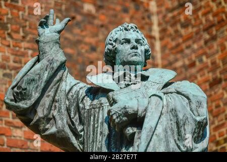 Statua di Martin Luther, Marktkirche San Georgii et Jacobi, Hanns-Lilje-Platz, Hannover, Niedersachsen, Deutschland Foto Stock