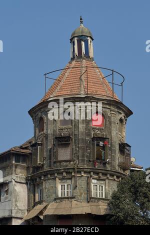 22 Feb 2020 Clay tegola vecchio edificio Gopal Niwas massa edilizia urbana ; Princess Street ; Vardhaman Chowk ; Marine Lines ; Bombay Mumbai ; Maharashtr Foto Stock