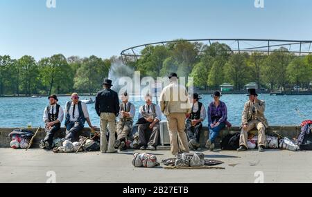 Wandergesellen auf der Walz, Maschsee, Hannover, Niedersachsen, Deutschland Foto Stock