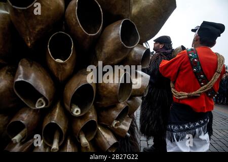 Mosca, Russia. 1st di Marzo, 2020 Mamuthones e Issohadores italiani che partecipano alla sfilata di Carnevale durante la celebrazione Maslenitsa (settimana russa dei pancake) in Piazza Manege nel centro di Mosca, Russia Foto Stock