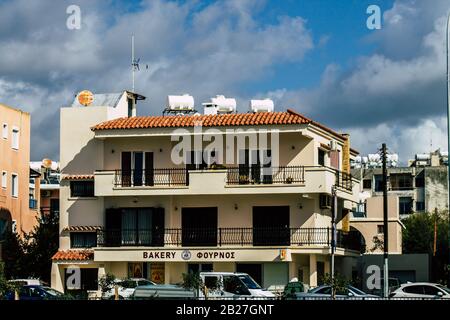 Cipro di Paphos 29 febbraio 2020 Vista di una facciata di un edificio nelle strade di Paphos nel pomeriggio Foto Stock