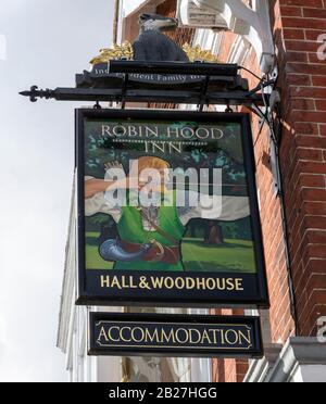 Cartello del pub sospeso al Robin Hood Inn (casa pubblica}, The Green, Rowland's Castle, Hampshire, Inghilterra, Regno Unito Foto Stock