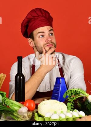 Immagini Stock - Cuocere Con Cappello Da Cuoco E Grembiule Al Tavolo Della  Cucina. Cuocere L'uomo Con Verdure E Strumenti Pronti Per Cucinare I  Piatti.. Image 137578493