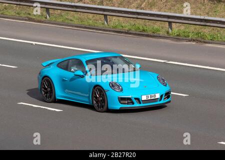 2018 Porsche blu 911 Carrera 4 GTS S-A; traffico veicolare, trasporti, veicoli moderni, auto sportive, veicoli su strade britanniche, motori, motorizzazione sull'autostrada M6 Foto Stock