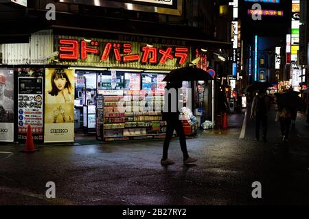 Le strade di Shinjuku in una notte piovosa a Tokyo, Giappone, nel 2019. Foto Stock