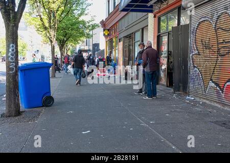 Vancouver - 05 MAGGIO 2019: Chinatown, Vancouver Canada. I senzatetto di Chinatown sulla strada durante un mercato delle pulci, Senza Tetto a piedi sulla strada. Foto Stock