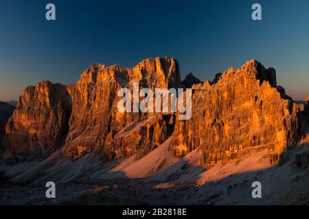 Vista del Lagazuoi Grande dal Rifugio Lagazuoi in una bella serata di settembre Foto Stock