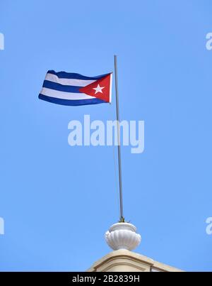 Bandiera cubana che sventola su flagpole a l'Avana, Cuba. Foto Stock