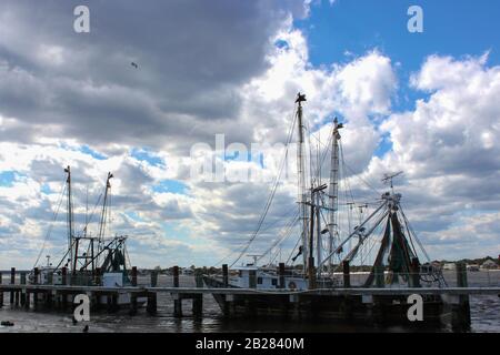 Barche Di Gamberetti E Cieli Nuvoloso Al Mayport Village, Florida Foto Stock