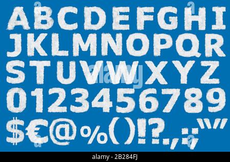 Numeri alfabetici inglesi, punteggiatura e caratteri speciali composti da nuvole messi su sfondo blu Foto Stock