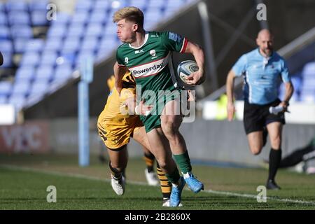 Reading, Regno Unito. 1st Mar, 2020. Marcus Watson di Wasps Rugby affrontare Ollie Hassell Collins di Londra Irlandese durante la partita Gallagher Premiership tra Londra Irlandese e Londra Wasps al Madejski Stadium, Lettura Domenica 1st Marzo 2020. (Credit: Jacques Feeney | MI News) La Fotografia può essere utilizzata solo per scopi editoriali di giornali e/o riviste, licenza richiesta per uso commerciale Credit: Mi News & Sport /Alamy Live News Foto Stock