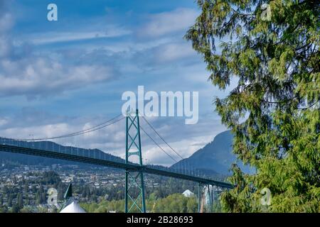 Vancouver - 05 MAGGIO 2019: Chinatown, Vancouver Canada. Ponte sospeso Lions Gate a Vancouver BC con Traffic. Foto Stock