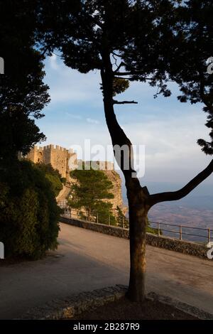 Vista sul Castello di Venere di Erice Foto Stock