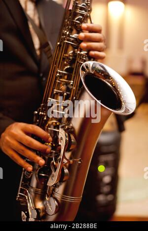 African American musicista jazz suonare il sassofono, primo piano Foto Stock