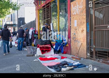 Vancouver - 05 MAGGIO 2019: Chinatown, Vancouver Canada. I senzatetto di Chinatown sulla strada durante un mercato delle pulci, Senza Tetto a piedi sulla strada. Foto Stock