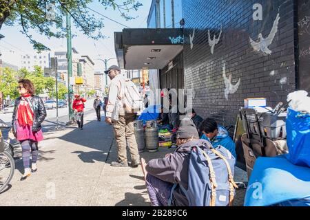 Vancouver - 05 MAGGIO 2019: Chinatown, Vancouver Canada. I senzatetto di Chinatown sulla strada durante un mercato delle pulci, Senza Tetto a piedi sulla strada. Foto Stock