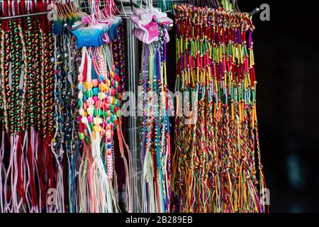 Pafo Cipro 29 febbraio 2020 Vista degli oggetti decorativi venduti in un negozio di souvenir a Paphos nel pomeriggio Foto Stock