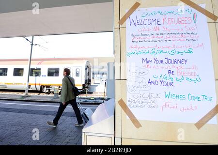 Vienna, Austria. Archivia l'immagine dal 12 settembre 2015. I rifugiati raggiungono la Westbahnhof di Vienna Foto Stock