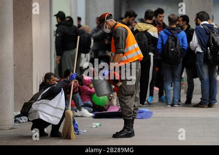 Salisburgo, Salisburgo, Austria. Archivia l'immagine dal 14 settembre 2015. L'ondata di rifugiati raggiunge la stazione ferroviaria di Salisburgo Foto Stock