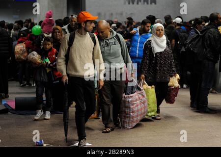 Salisburgo, Salisburgo, Austria. Archivia l'immagine dal 14 settembre 2015. L'ondata di rifugiati raggiunge la stazione ferroviaria di Salisburgo Foto Stock