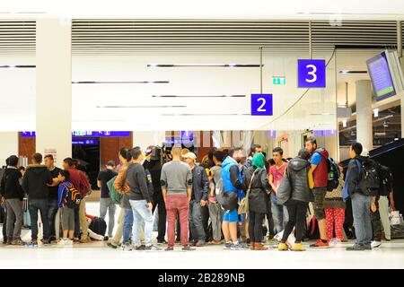 Salisburgo, Salisburgo, Austria. Archivia immagine dal 14 settembre 2015. L'ondata di rifugiati raggiunge la stazione ferroviaria di Salisburgo. Foto Stock