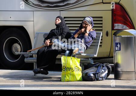 Vienna, Austria. Archivia l'immagine dal 23 settembre 2015. I rifugiati raggiungono la Westbahnhof di Vienna Foto Stock