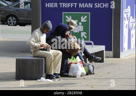 Vienna, Austria. Archivia l'immagine dal 23 settembre 2015. I rifugiati raggiungono la Westbahnhof di Vienna Foto Stock