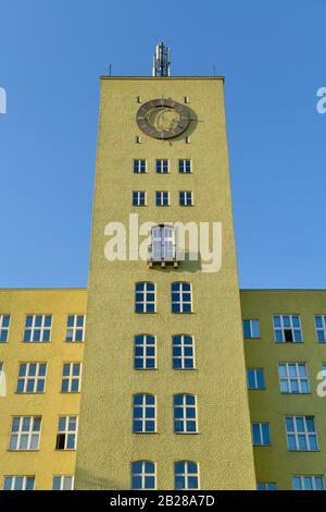 Uhrenturm, Carossa Quartier, Ehemaliges Luftfahrtgerätewerk Hakenfelde Lgw, Streitstraße, Hakenfelde, Spandau, Berlin, Deutschland Foto Stock