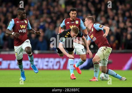 Kevin De Bruyne (centro) di Manchester City combatte per la palla con l'Aston Villa's Bjorn Engels (a destra), Il Meraviglioso Nakamba e Trezeguet durante la finale della Carabao Cup allo Stadio di Wembley, Londra. Foto Stock