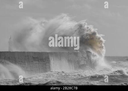 Newhaven, East Sussex, il 29th febbraio 2020. Storm Jorge battitori Inghilterra portando forti venti e pioggia. Foto Stock