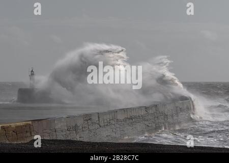 Newhaven, East Sussex, il 29th febbraio 2020. Storm Jorge battitori Inghilterra portando forti venti e pioggia. Foto Stock