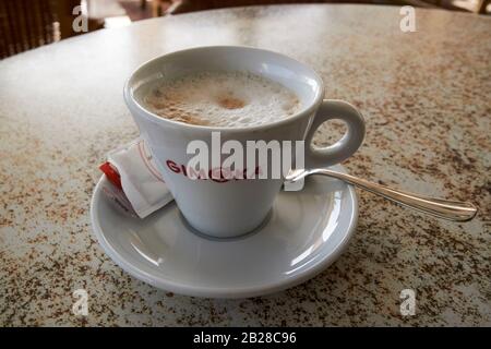 Caffè con lecthe milky spagnolo caffè in gimoka caffè italiano Lanzarote canarie isole spagna Foto Stock
