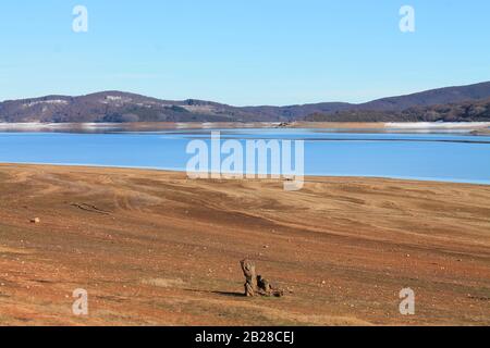 Lago Mavrovo - Parco Nazionale Mavrovo, Macedonia Del Nord Nel Mese Di Dicembre Foto Stock