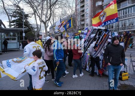 Madrid, Spagna. 01st Mar, 2020. Vista generale dei tifosi che tengono una sciarpa fuori dallo stadio prima della partita di calcio - la Liga Santander - Real Madrid v FC Barcelona - Santiago Bernabeu, Madrid, Spagna - 1 marzo 2020 credito: Cordon PRESS/Alamy Live News Foto Stock