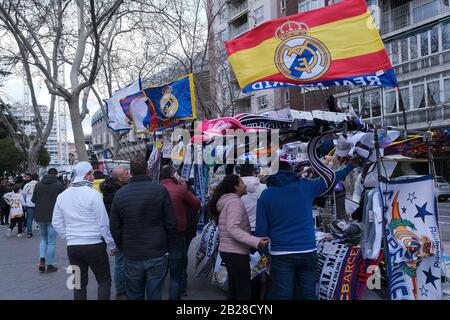 Madrid, Spagna. 01st Mar, 2020. Ambiente pre-partita Vista generale dei tifosi che tengono una sciarpa fuori dallo stadio prima della partita durante Calcio Calcio - la Liga Santander - Real Madrid v FC Barcelona - Santiago Bernabeu, Madrid, Spagna - 1 marzo 2020 credito: Cordon PRESS/Alamy Live News Foto Stock