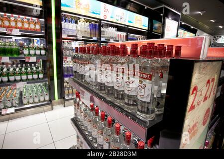 Bottiglie di alcol spiriti vodka in vendita al duty free shopping nel terminal t1 arricife cesar manrique-Lanzarote aeroporto isole canarie spagna Foto Stock