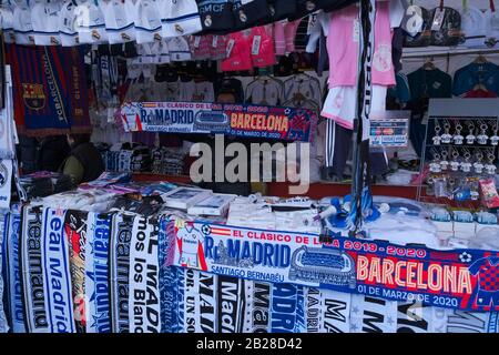 Madrid, Spagna. 01st Mar, 2020. Vista generale dei tifosi che tengono una sciarpa fuori dallo stadio prima della partita di calcio - la Liga Santander - Real Madrid v FC Barcelona - Santiago Bernabeu, Madrid, Spagna - 1 marzo 2020 credito: Cordon PRESS/Alamy Live News Foto Stock